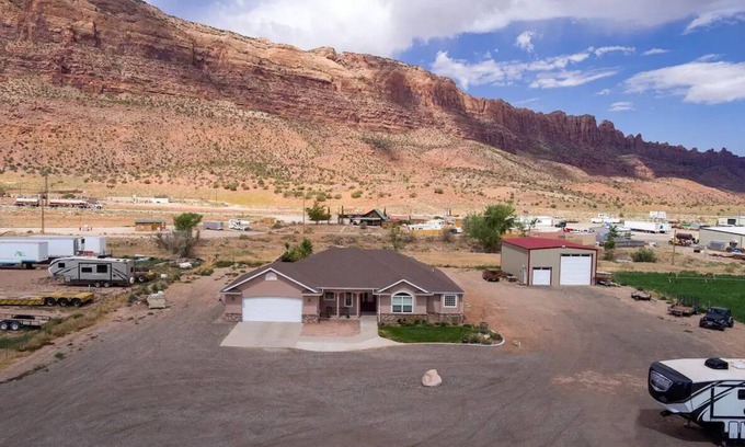 Moab South Valley Casa | MO'ABventures Canyonlands National Park 9 beds 6 bath .7 acre Parking UTV'S