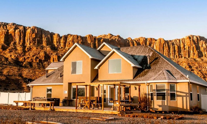 Moab South Valley Casa | Moab Desert Home, 4 Bedroom Private House, Sleeps 10, Pet Friendly