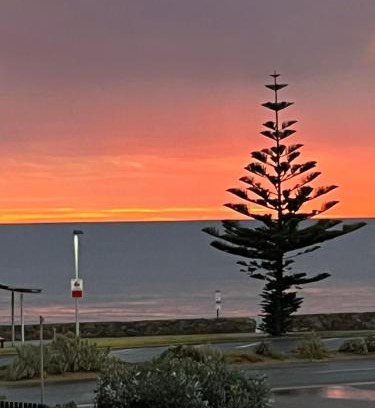 Moana Apartamento | Moana Seaside Retreat - 2 Bedroom, spa , living area & pet friendly