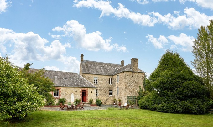 Mandeville-en-Bessin Casa | Moat house in a Manor property 10 mn from Omaha Beach 5 Bedrooms 3,5 Bathrooms.