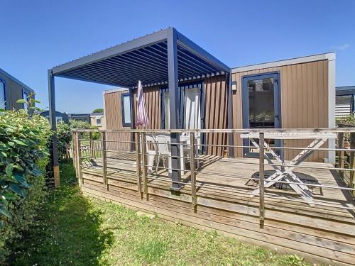 Jullouville-les-Pins Casa | Mobil-home Luxe à Jullouville: 200m plage, piscine chauffée, 4 pers, parking, Wi-Fi inclus - FR-1-361A-34