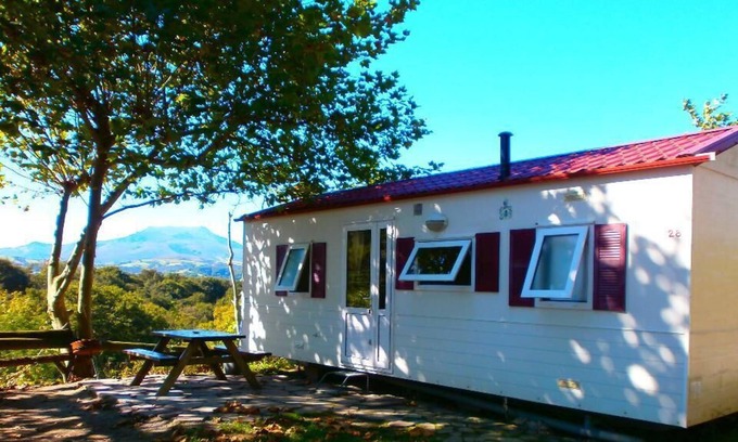 Saint-Pee-sur-Nivelle Chalet De Esquí | casa móvil en una colina con vista