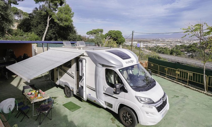 Montcada I Reixac Casa | Mobil Home "Cerca De Barcelona" con vistas a la montaña, terrazas compartidas y jardín privado