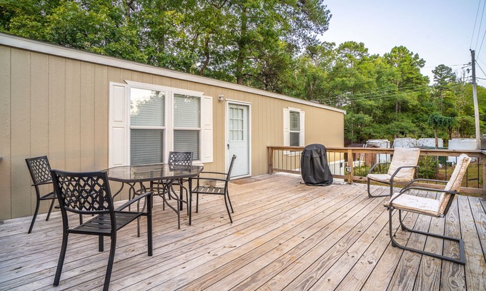 Royal Casa | Mobile Home E-1 at Safe Harbor Brady Mountain on Lake Ouachita!