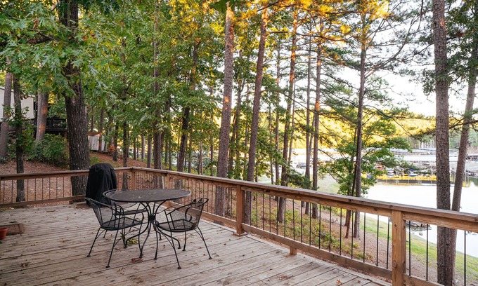 Royal Casa | Mobile Home E-3 at Safe Harbor Brady Mountain on Lake Ouachita!