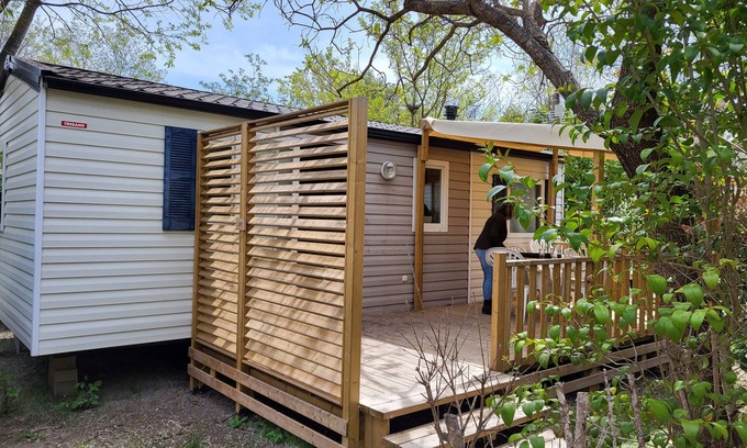 La Roque-d'Antheron Alquiler De RV | Mobil-home 'Le 147 Aux Iscles' con piscina compartida, terraza privada y aire acondicionado