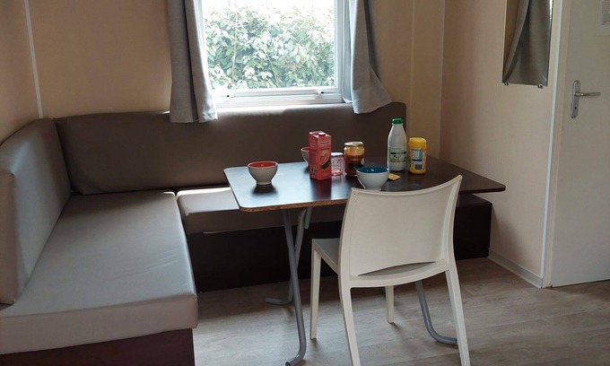 La Roque-d'Antheron Alquiler De RV | Mobil Home 'Le 154 Aux Iscles' con piscina compartida, terraza privada y aire acondicionado