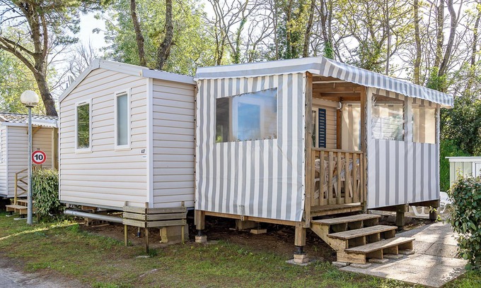 Saint-Jean-de-Monts Alquiler De RV | Mobilhome À 2kms Plage Et Commerces' con terraza privada