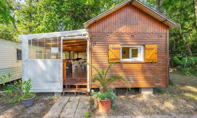 La Tremblade Alquiler De RV | Mobil Home 'Mh16 La Tremblade' con piscina compartida, terraza privada y aire acondicionado