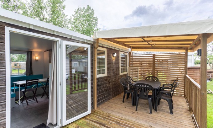 Angles Alquiler De RV | Casa móvil 'Mobil-home' con piscina compartida y terraza privada