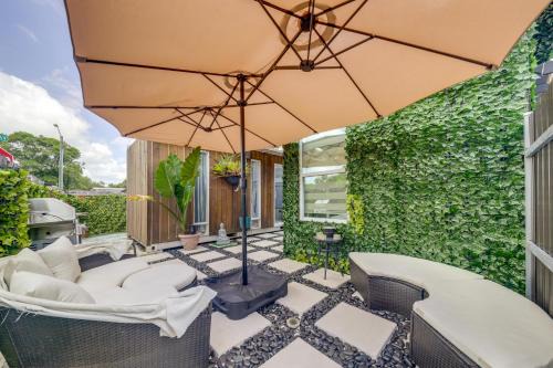 West Park Apartamento | Mod Bungalow with Ultra-Private Outdoor Hang Space!