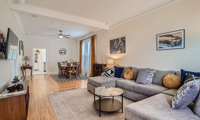 Lincoln Park Casa | Mod Downtown Perfection, 3BD w/ Patio, Fast WIFI