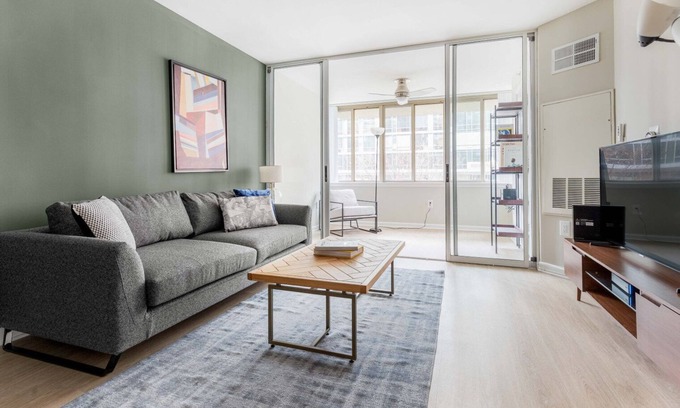 Chinatown Apartamento | Mod Mount Vernon 1BR w/ Gym, Pool, W/D, nr. Chinatown, by Blueground