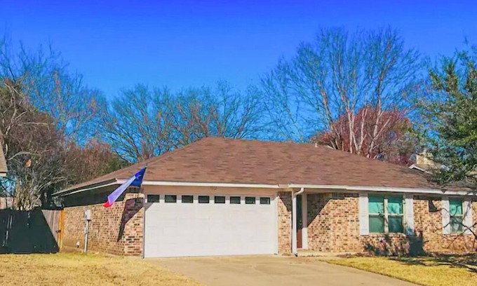 Saginaw Casa | Mod Vibes Near FW Stockyards | Saginaw Getaway
