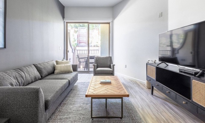 Westchester Apartamento | Mod Westchester 1BR w/ Gym, Pool, nr. beach & LAX, by Blueground
