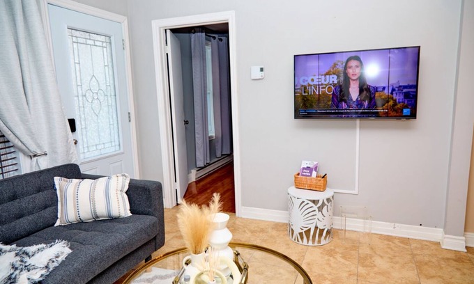 Saint-Edmond Apartamento | Modern 3-bedroom apartment with spa & jacuzzi, free parking & beautiful view