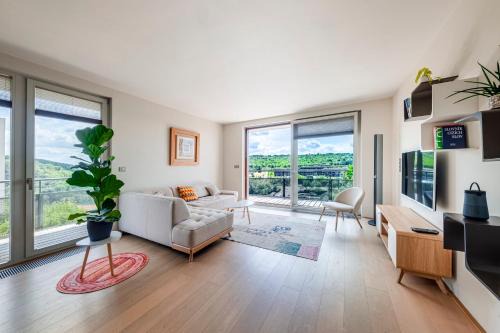 Prague 5 Apartamento | Moderní byt s terasou, 2 ložnice, parkování v ceně, blízko metra, 15 min do centra