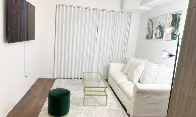 Henry Farm Condominio | Modern 1+1 Condo Suite in Toronto + Free Parking!