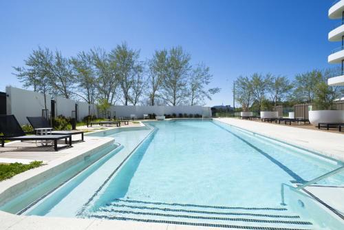 Phillip Apartamento | Modern 1-Bed Apartment With Parking, Pool and Gym