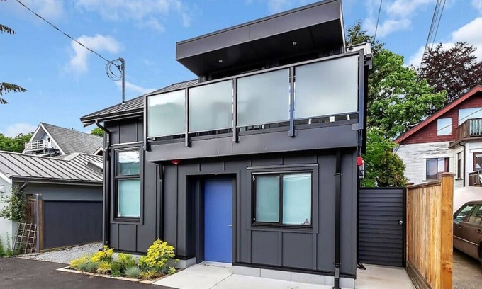 Riley Park-Little Mountain Casa | Modern 1 Bed Laneway House - by VGH & City Hall