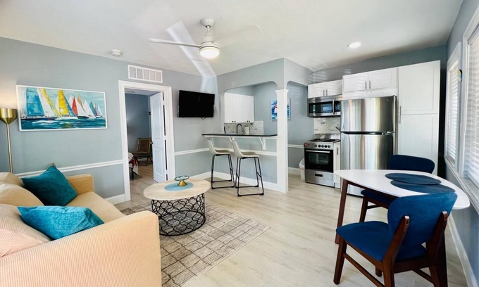 Parrot Cove Apartamento | Modern 1 bedroom villa just five minutes to the beach!