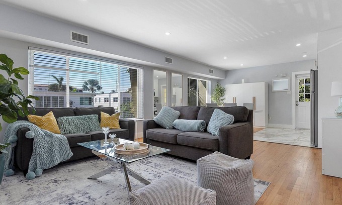 Hendricks and Venice Isles Apartamento | Modern 1-bedroom apartment, Walk to Las Olas Blvd and Beach, Free parking