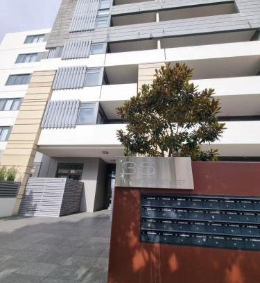Belconnen Apartamento | Modern 1 Bedroom apartment with Pool, Gym & Water Views