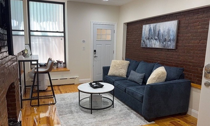 Upper Manhattan Apartamento | Modern 1-bedroom Garden Apartment with Backyard, up to 25 mins to Times Square