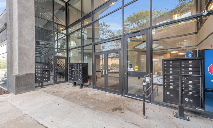 Waldron Casa | Modern 1-Bedroom Near Airport Free Parking & WiFi with own Washer and Dryer