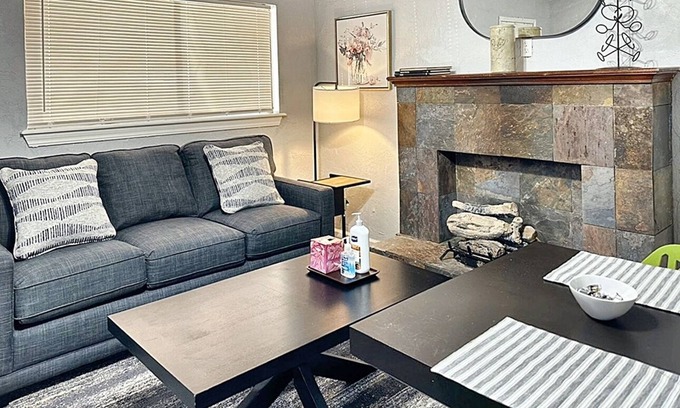 Central Oklahoma City Apartamento | Modern 1-Bedroom Retreat | Steps from Plaza District #20C