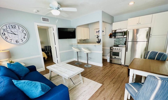 Parrot Cove Apartamento | Modern 1 bedroom villa just five minutes to the beach!