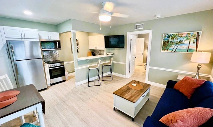 Parrot Cove Apartamento | Modern 1 bedroom villa just five minutes to the beach!