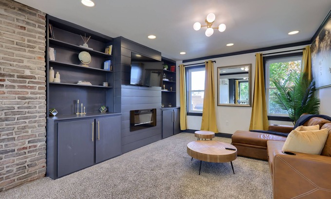 Lancaster Casa | Modern 1-BR Apt by Train Station