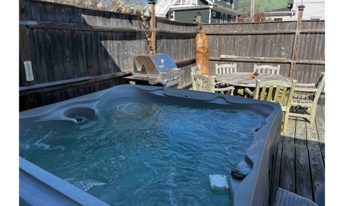 Off Broadway Cabaña | Modern 1860s Newport Cottage (1 month)