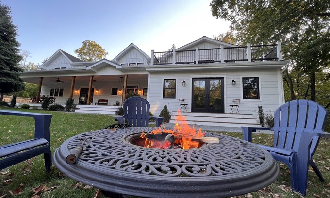 Roseland Otro | Modern 1870s Farmhouse Getaway