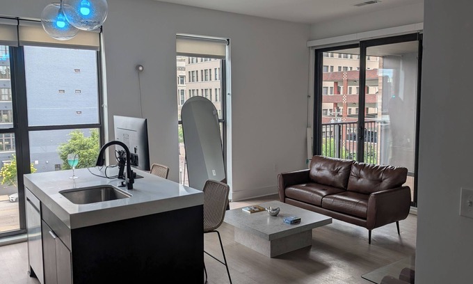 Over-the-Rhine Apartamento | MODERN 1bedroom apartment in Cincinnati with WiFi, fitness room and a pool!