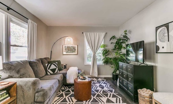 Ames Casa | Modern 1BR/1BA Chic UrbanRetreat