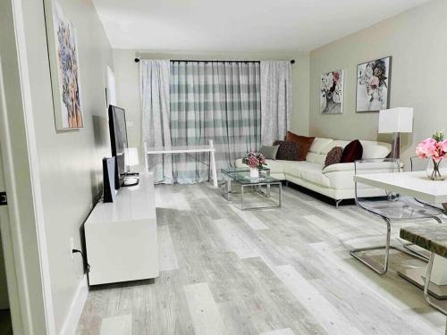 Aventura Apartamento | Modern 1BR 1BA Condo 1Block to Aventura Mall