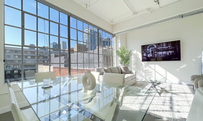 Historic Core Condominio | Modern 1BR/1BA Loft in DTLA w Rooftop pool, jacuzzi, and Cabanas - Free Parking!