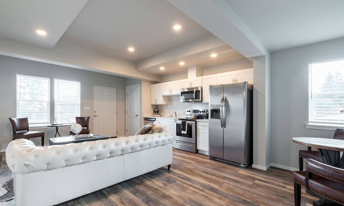 Eastside Condominio | Modern 1BR Condo with Bay Views | Walk to Tacoma Dome + AC | Parking Included