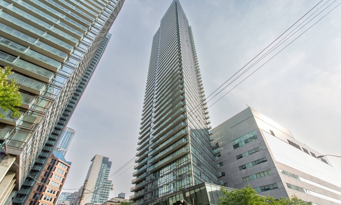 Bay Cloverhill Condominio | Modern 1BR Downtown Toronto | Monthly Rental | Steps to UT & Financial District