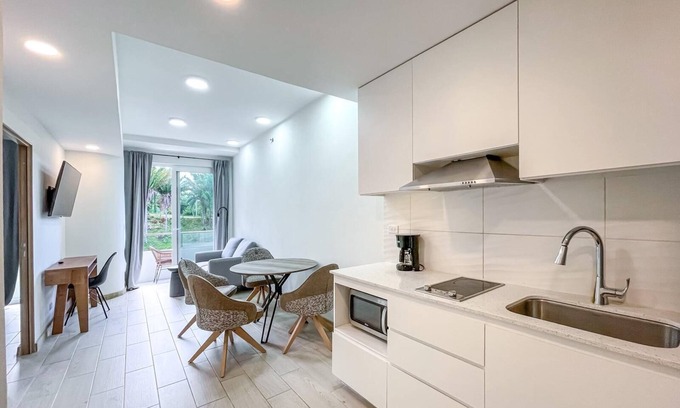 Crawfish Rock Condominio | Modern 1BR in Duna Residences