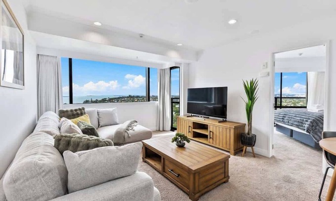 Takapuna Apartamento | Modern 1BR w Pool & Gym, Steps to Takapuna Beach
