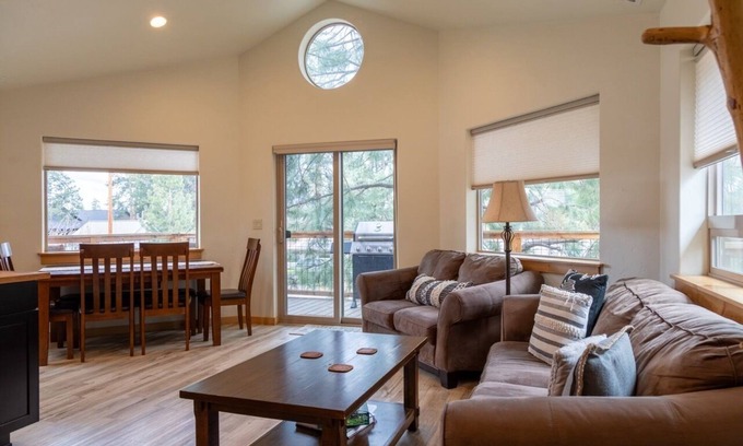Sisters Casa | Modern 2 bdrm Walk to Downtown Sisters