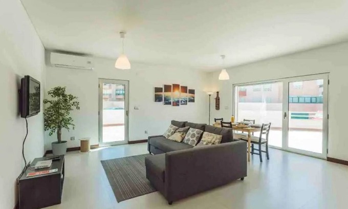 Leiria Apartamento | Modern, 2 bed apartment near the beach