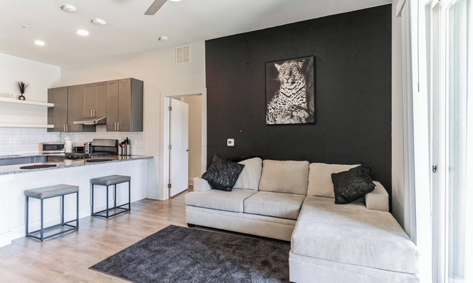 Pflugerville Apartamento | Modern 2 bed 2 bathroom apt - 3 beds. Parking - Gym - Pool - Desk