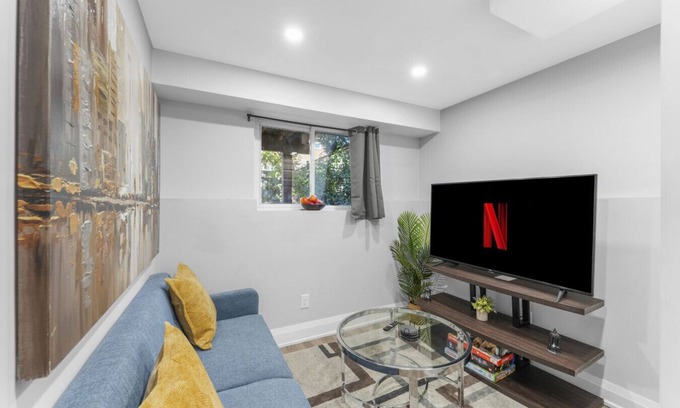 Pickering Apartamento | Modern 2-Bed, 2-Bath BSMT suite | Parking | Wi Fi