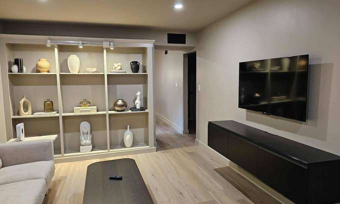 Rosewood Apartamento | Modern 2 Bed, 2 Bath Ground Floor Apartment with Private Backyard