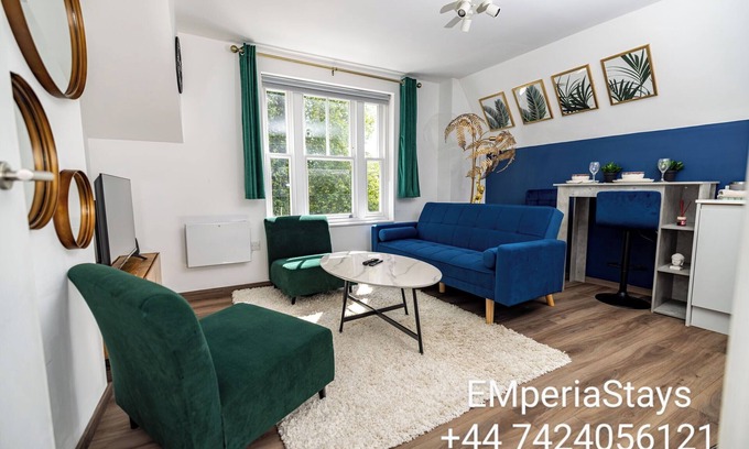 High Wycombe Apartamento | Modern 2-Bed Apartment - Near Train and Town - Parking Available