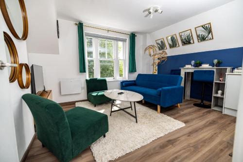 High Wycombe Apartamento | Modern 2-Bed Apartment - Near Train and Town - Parking Available